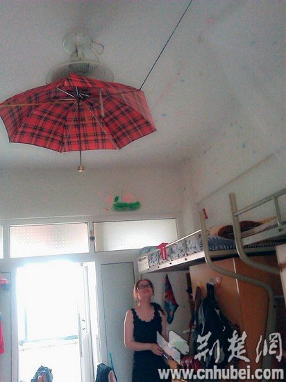 宿舍吊扇吹不到上铺 四女生用雨伞成功“借”风